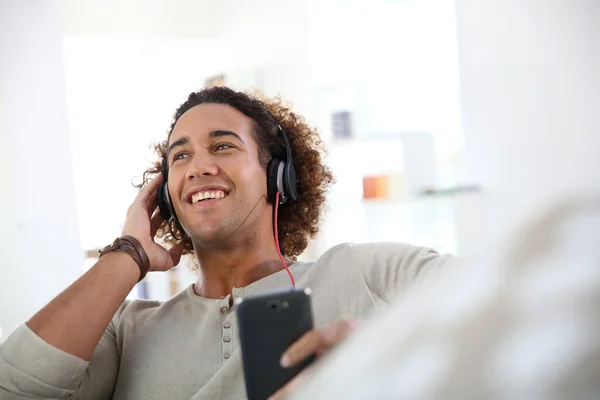 Man lyssnar på musik — Stockfoto