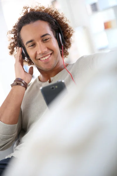 Man die naar muziek luistert — Stockfoto