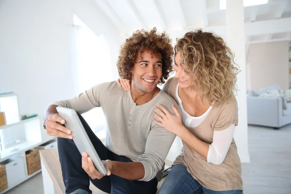 Surfer en couple sur tablette numérique — Photo