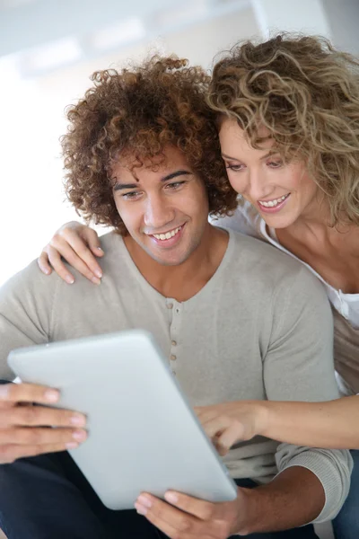 Surfer en couple sur tablette numérique — Photo