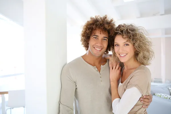 Casal sorrindo atraente — Fotografia de Stock