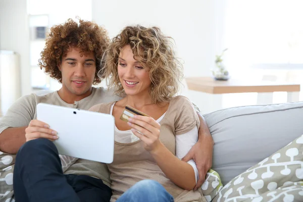 Pareja en casa e-shopping — Foto de Stock