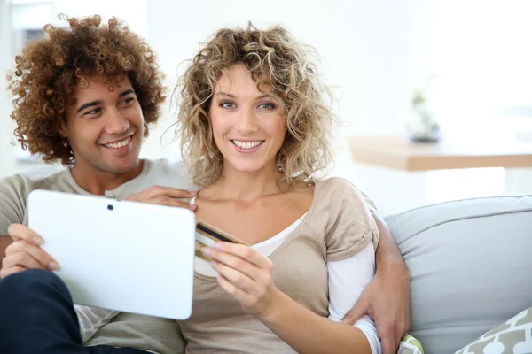 Couple at home e-shopping — Stock Photo, Image