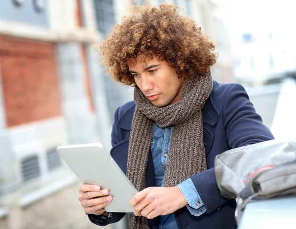 Mann nutzt digitales Tablet — Stockfoto