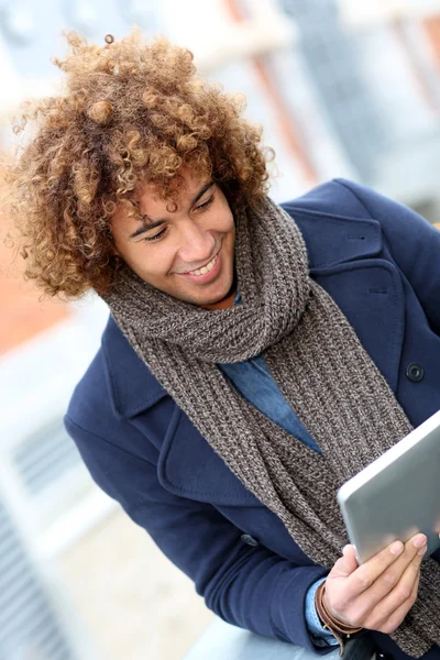 Man met digitale tablet — Stockfoto