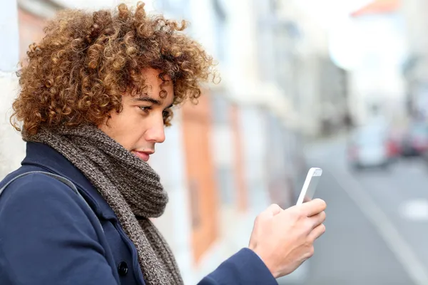 Hombre usando smartphone —  Fotos de Stock