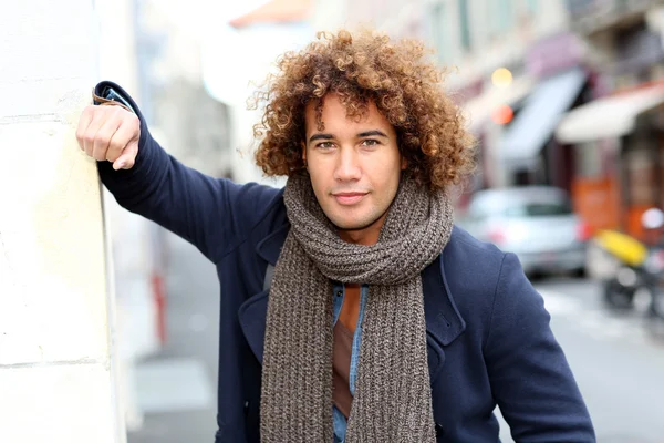 Guy en la calle de la ciudad — Foto de Stock