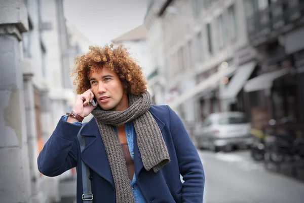 Mann telefoniert — Stockfoto