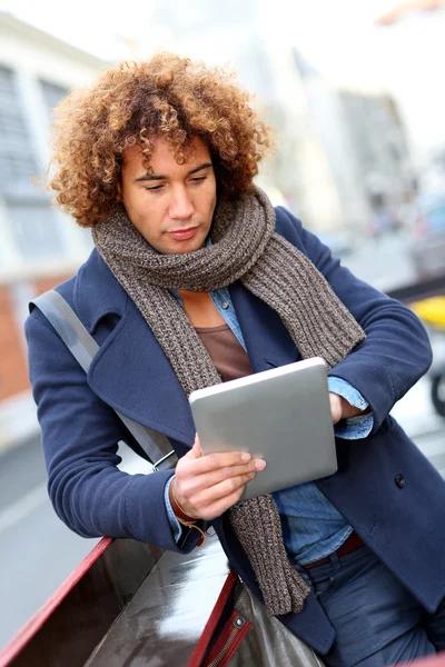 Mann nutzt digitales Tablet — Stockfoto