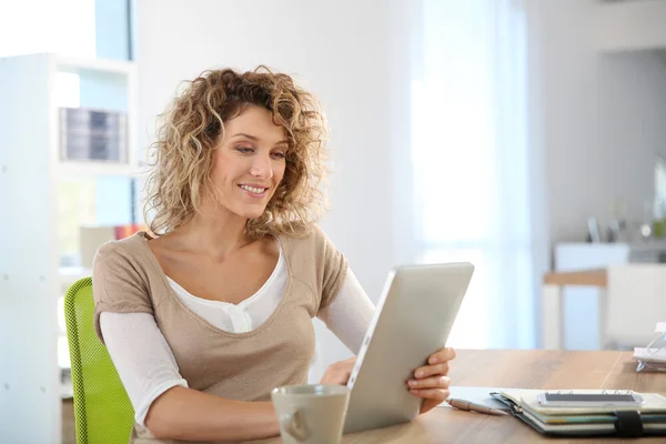 Vrouw die tablet gebruikt Stockfoto