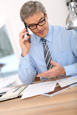 Akıllı telefon kullanan iş adamı