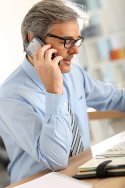 Akıllı telefon kullanan iş adamı