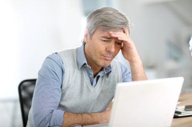 baş ağrısı olan işadamı