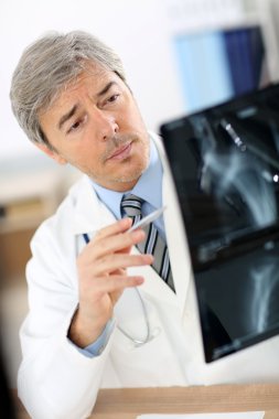 Doktor röntgende denetleme