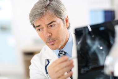 Doktor röntgende denetleme