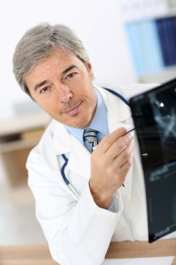 Doktor röntgende denetleme