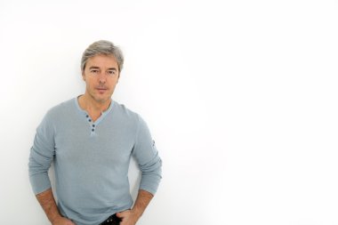 Olgun yakışıklı adam