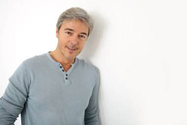 Olgun yakışıklı adam