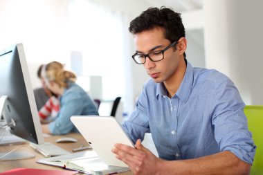 Öğrenci tablet kullanma