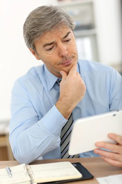 Businessman working on tablet — Stock Photo, Image