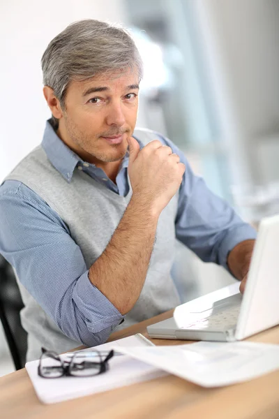 Zakenman werkt aan laptop — Stockfoto