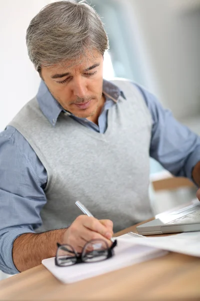 Man in office — Stockfoto