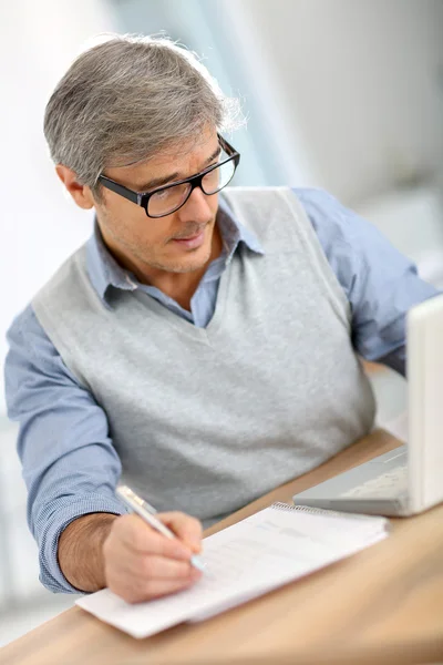 Businessman working on laptop — Stock Photo, Image