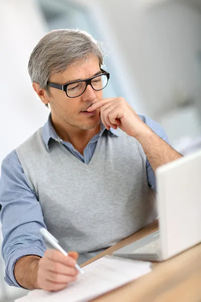 Uomo d'affari che lavora su laptop — Foto Stock