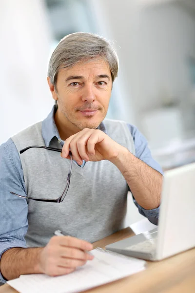 Zakenman werkt aan laptop — Stockfoto