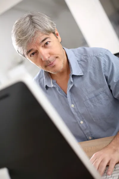 Zakenman werkt op de computer — Stockfoto