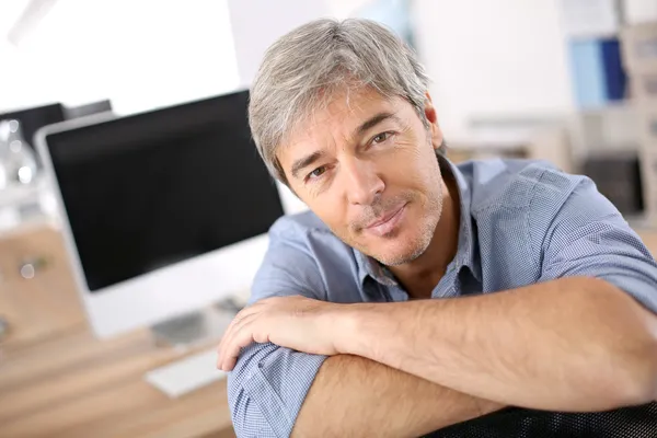 Smiling mature businessman — Stock Photo, Image