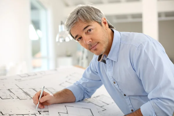 Arquitecto trabajando en oficina — Foto de Stock