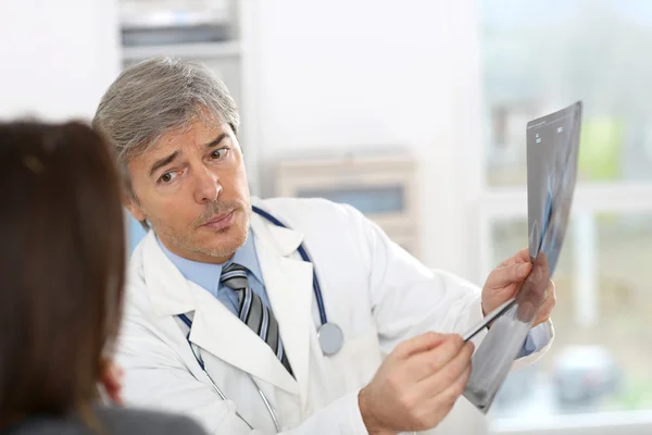 Doctor showing X-ray — Stock Photo, Image