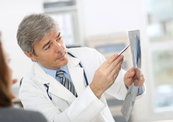 Doctor showing X-ray — Stock Photo, Image