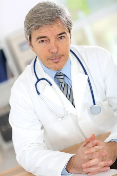 Atraktivní starší doktor — Stock fotografie