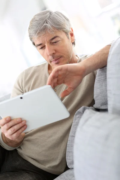 Man websurfing met Tablet PC — Stockfoto