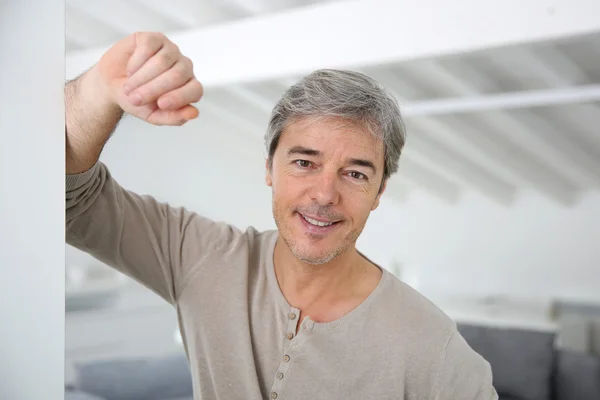 Reifer, gutaussehender Mann — Stockfoto