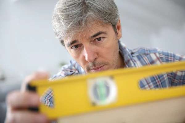 Ambachtsman met behulp van niveau — Stockfoto