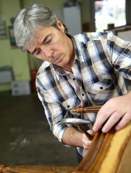 Handwerker repariert Sessel — Stockfoto