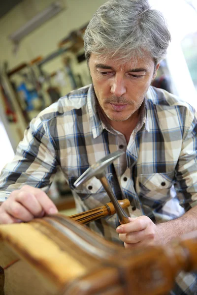 Handwerker repariert Sessel — Stockfoto