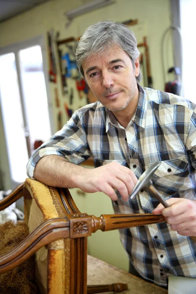 Handwerker in Werkstatt — Stockfoto