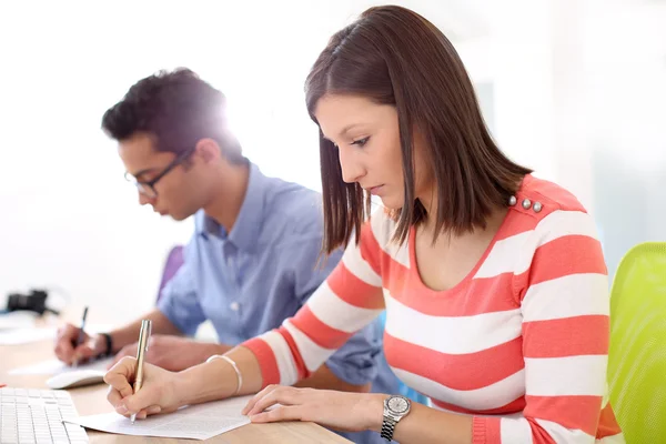 Studenten op school — Stockfoto