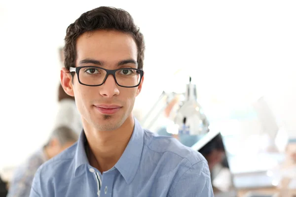 Niño con gafas graduadas — Foto de Stock