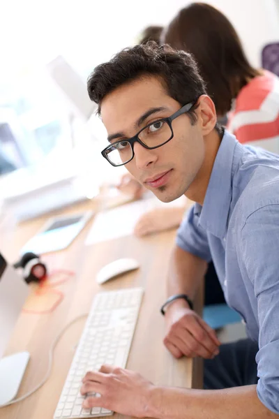 Man in business apprenticeship — Stock Photo, Image