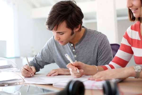 Studenten schrijven een examen — Stockfoto