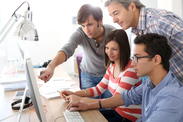 Teacher with students — Stock Photo, Image