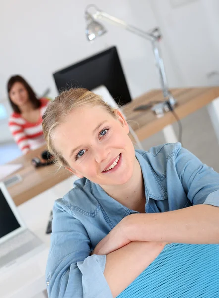 Studente ragazza in classe — Foto Stock