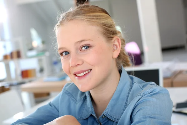 Student meisje in klasse — Stockfoto