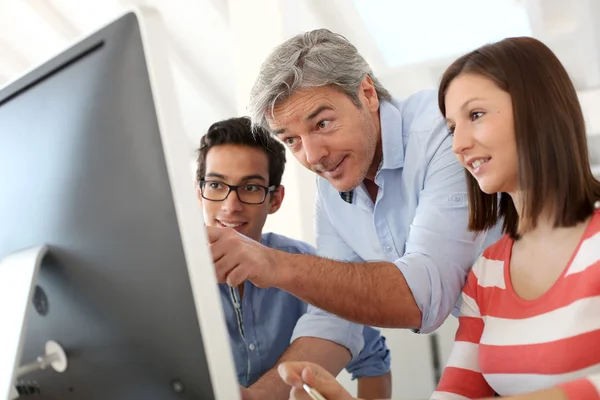 Insegnante con gli studenti — Foto Stock