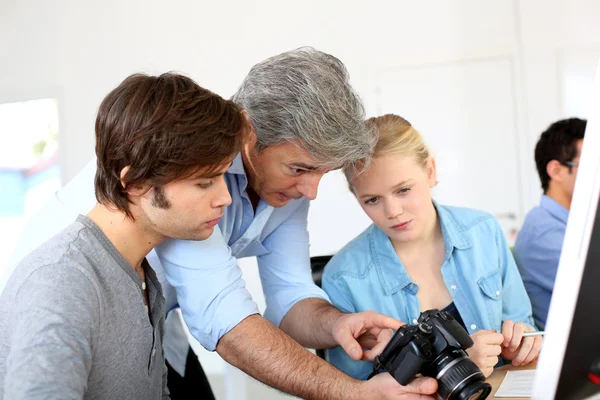 Učitel se studenty — Stock fotografie